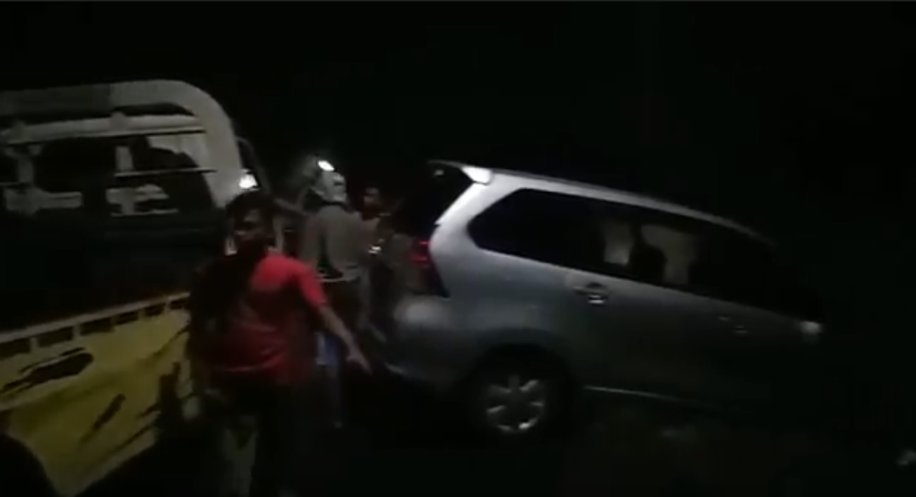 Pandangan Kabur Saat Hujan, Mobil Juragan Rongsokan Disambar Kereta di Pasuruan