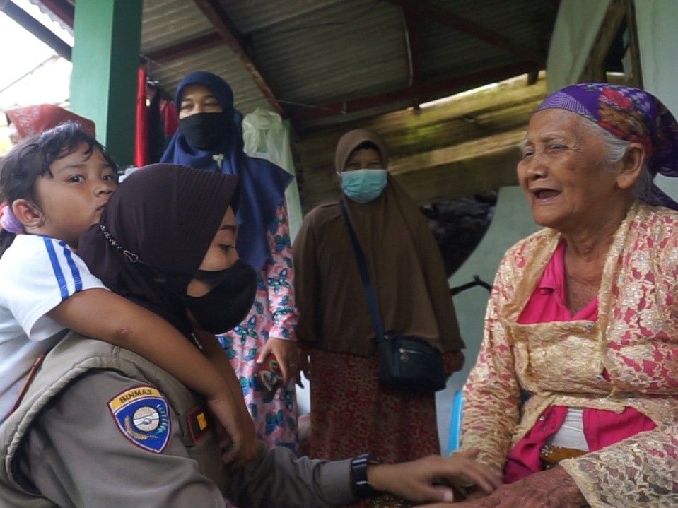 Tim Srikandi Satuan Pembinaan Masyarakat Polres Malang, Jawa Timur, melakukan trauma healing kepada korban banjir bandang, Kamis, 10 Maret 2022. Foto: Media Indonesia/Dok.Polres Malang