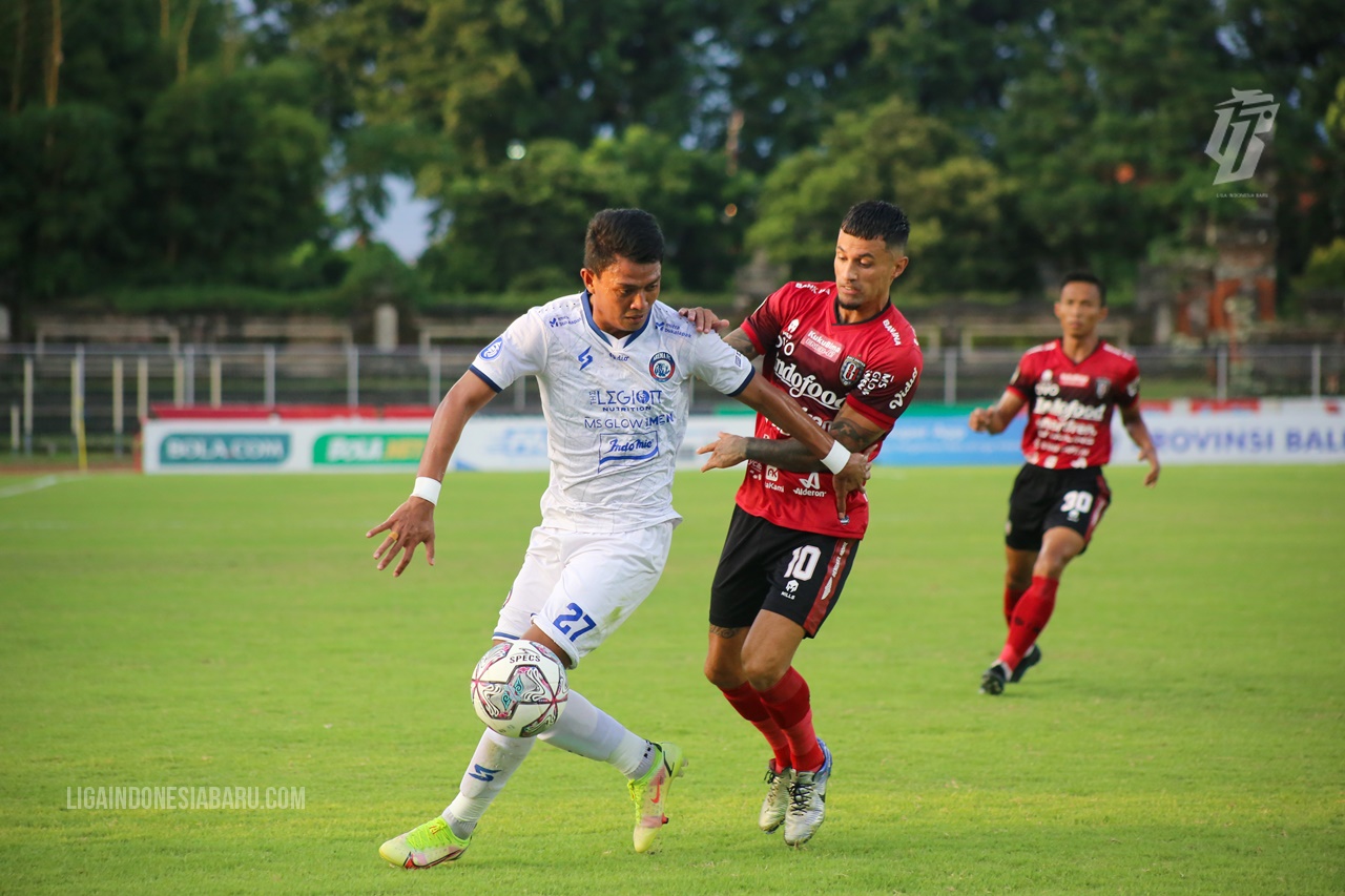 Duel Arema vs Bali United/lib