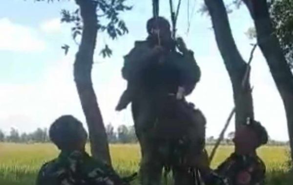 Payung Tak Mengembang, Anggota Puslatpur Marinir Jatuh
