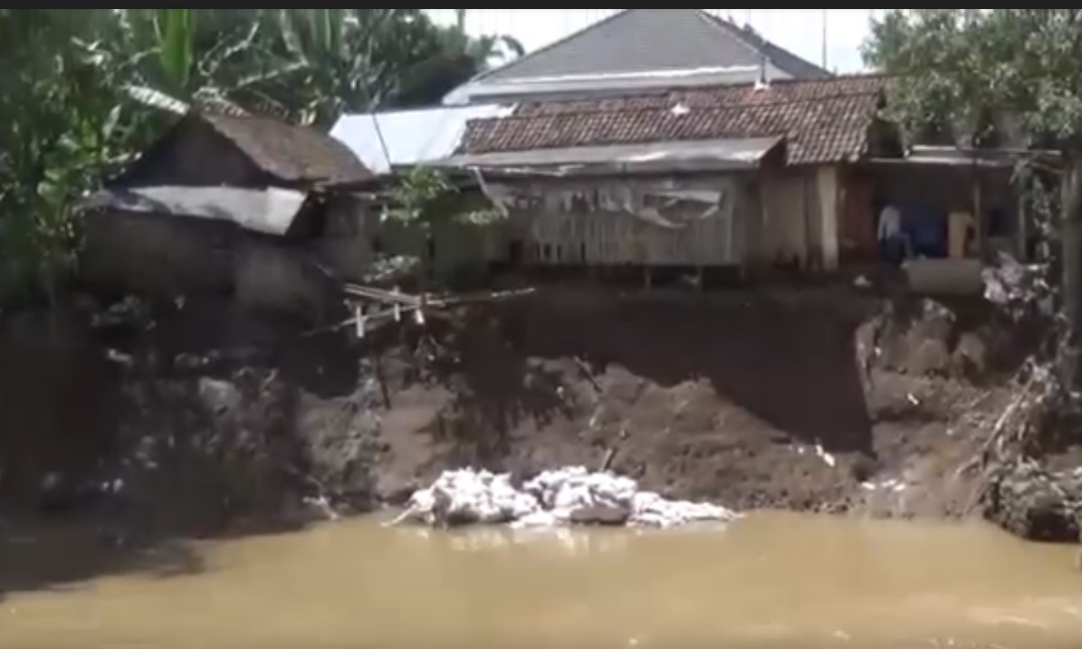 Tanggul Longsor, Rumah Warga di Jombang Nyaris Hanyut