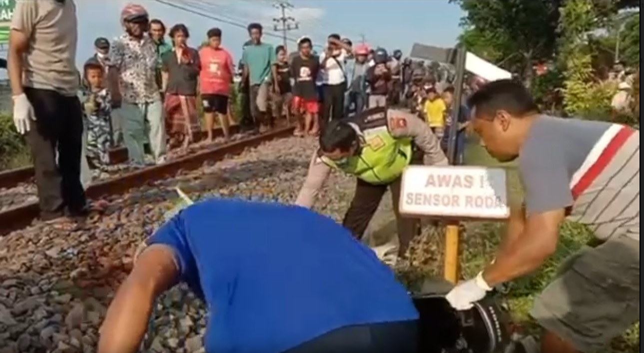 Motor Mogok di Atas Rel, Anggota LBH Tewas Tersambar Kereta