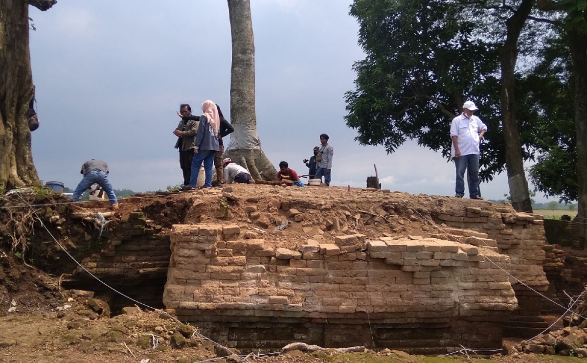 Balai Pelestarian Cagar Budaya (BPCB) Jawa Timur melakukan ekskavasi lanjutan di situs Pandegong, Jombang. (Foto / Metro TV)