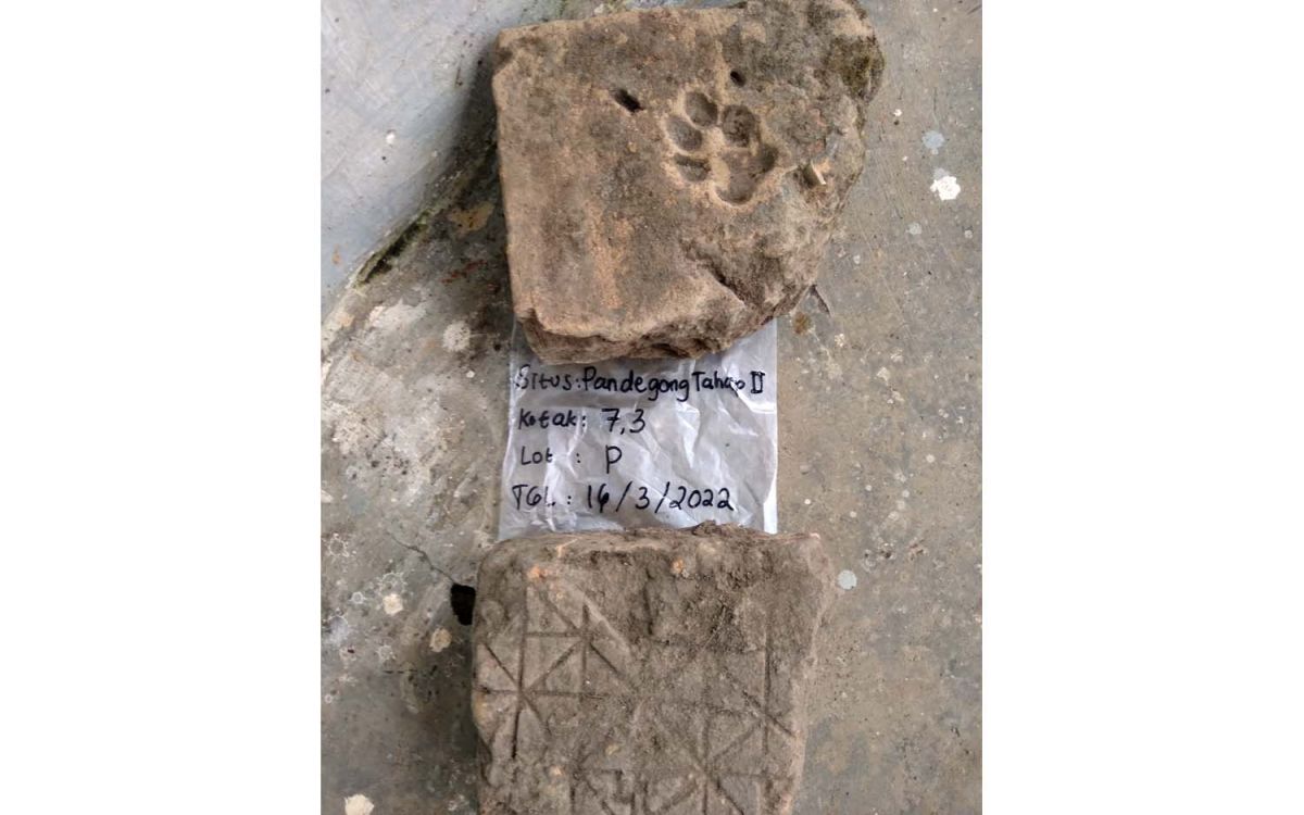 Batu bata berukir dan jejak kaki hewan ditemukan di situs Pandegong, Jombang (Foto / Metro TV)