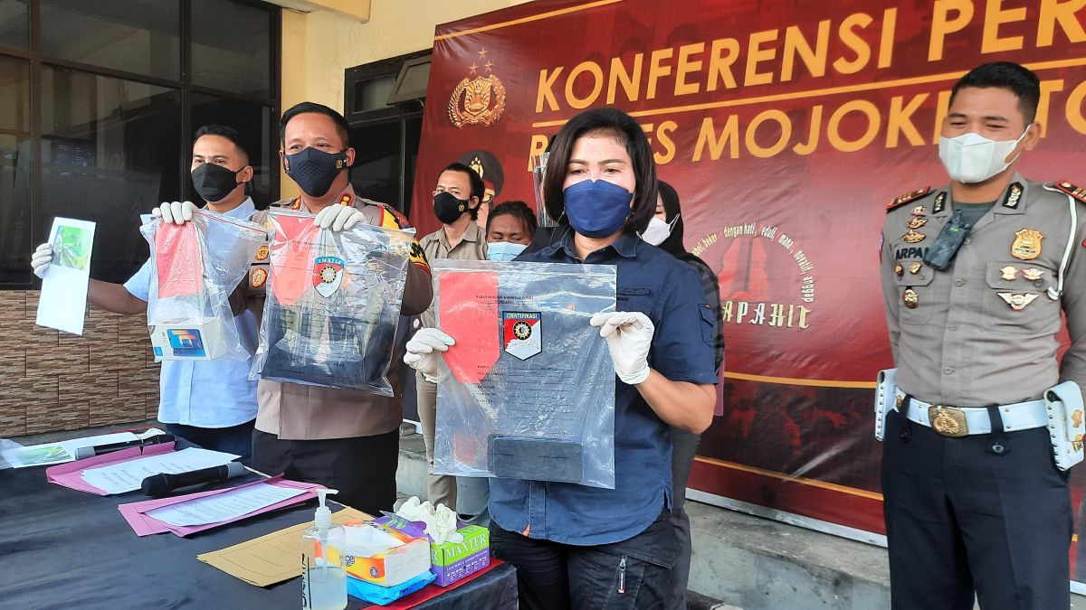 Kapolres Mojokerto AKBP Apip Ginanjar menunjukkan barang bukti kasus pengeroyokan yang menewaskan seorang pelajar (Foto / Metro TV)