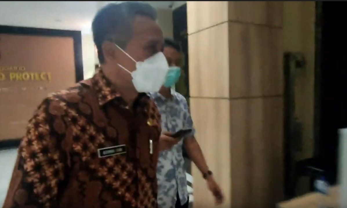  Achmad Zaini usai diperiksa KPK di Polrestabes Sidoarjo/metrotv