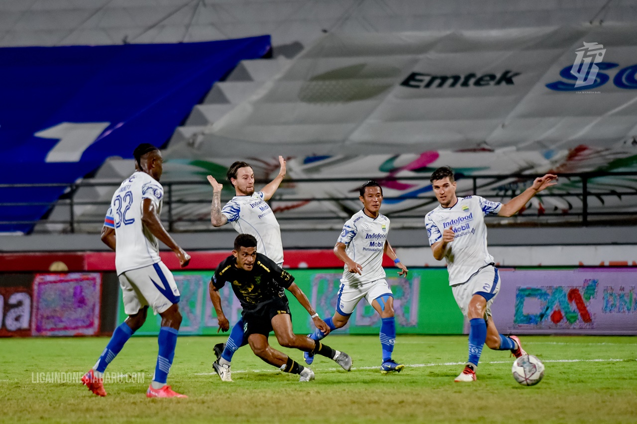 Aksi Kambuaya saat membobol gawang Persib/lib