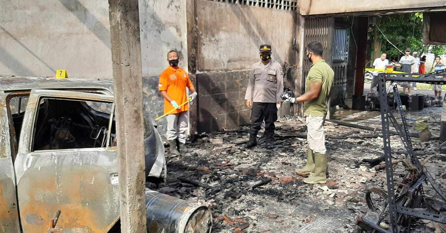 Kondis rumah dan kendaraan Suhadi ytang hangus terbakar akibat ledakan pom bensin (Foto / Metro TV)