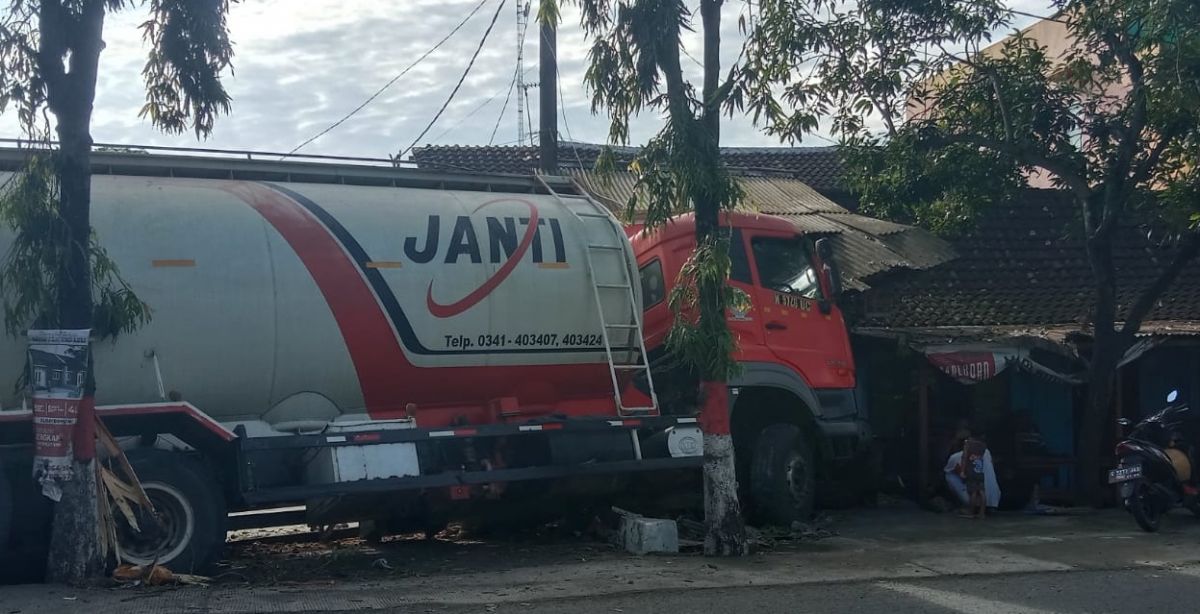 Kondisi truk tangki yang menabrak warung di Lamongan (Foto / Metro TV)