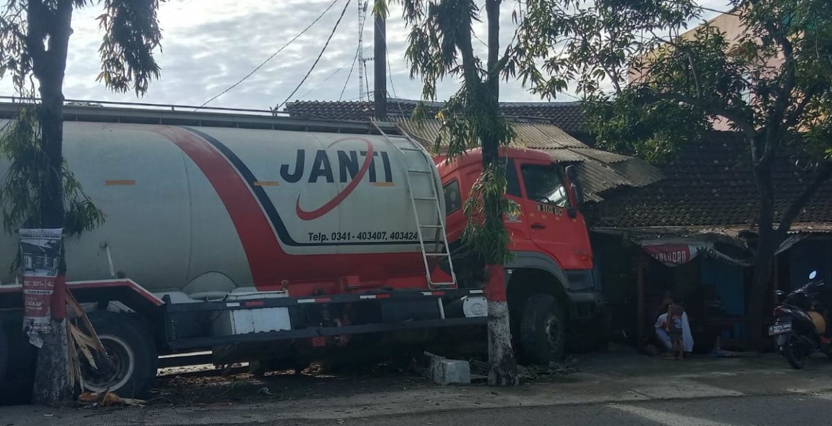 Truk Tangki Semen Tabrak Warung di Lamongan, Sopir Tewas