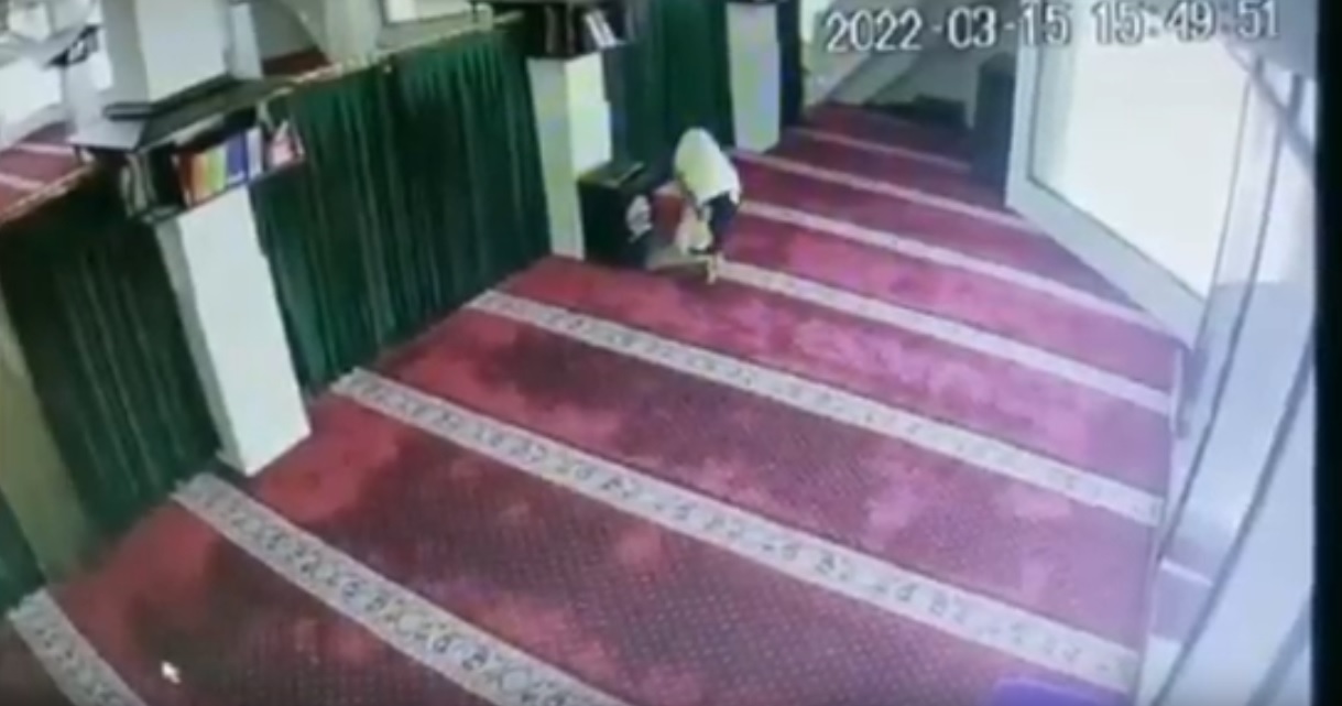 Kenakan Mukena, Pria Curi 2 Kotak Amal di Malang Terekam CCTV