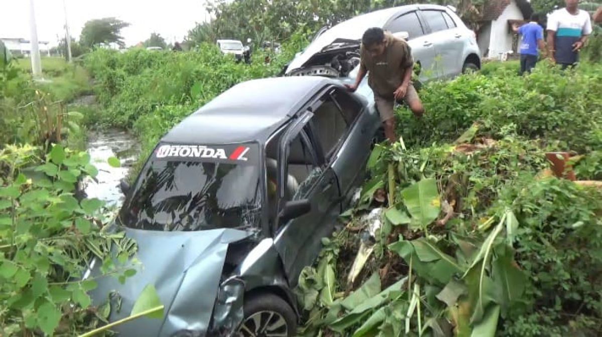 Dua mobil masuk ke sungai usai terlibat kecelakaan di Jombang (Foto / Istimewa)