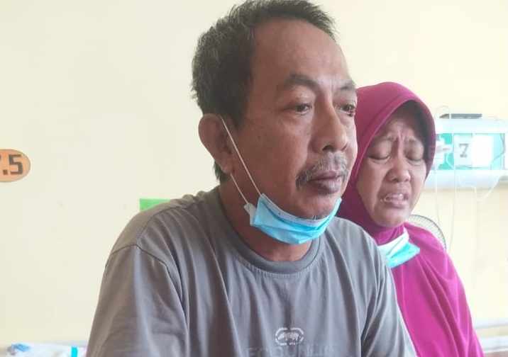 Arif Waludin bersama istri saat menyerahkan  sertifikat tanah ke RSUD Bangkalan (Foto / Istimewa)