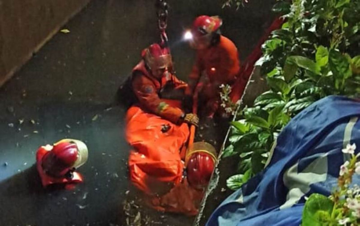 Korban Rizki dievakuasi petugas dalam kondisi meninggal dunia (Foto / Istimewa)