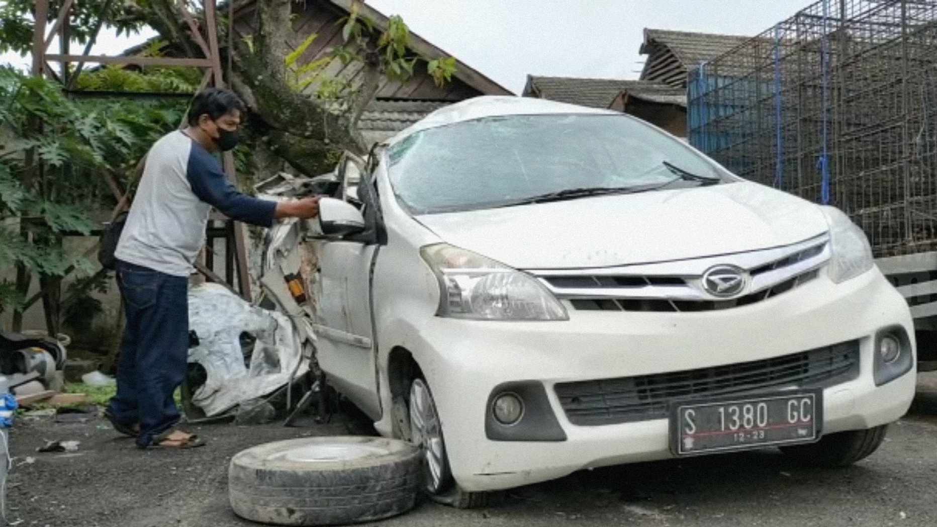 Kondisi Xenia yang ringsek usai menabrak pohon dan menewakan dua penumpang (Foto / Metro TV)