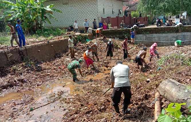 Bocah Sumenep Tenggelam Belum Ditemukan, Petugas Sisir Sungai Saroka