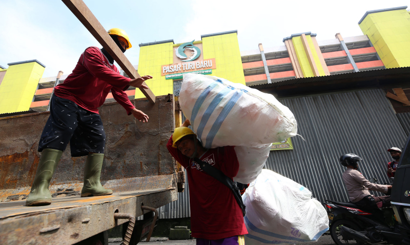 Para pedagang mulai berpindah ke stan Pasar Turi Baru (Foto / Metro TV)