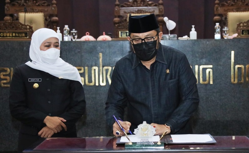 Gubernur Jatim Khofifah bersama Wakil Ketua DPRD Sahattua Simanjuntak saat pengesahan raperda PMI (Foto / Hum)