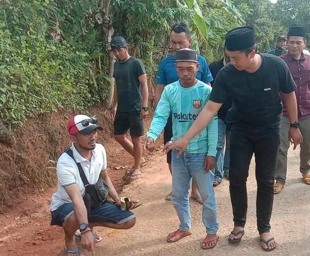 Warga menunjukkan lokasi pembacokan (Foto / hum)