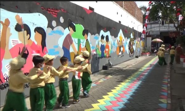 Kampung Pancasila di Jombang Berhias Mural