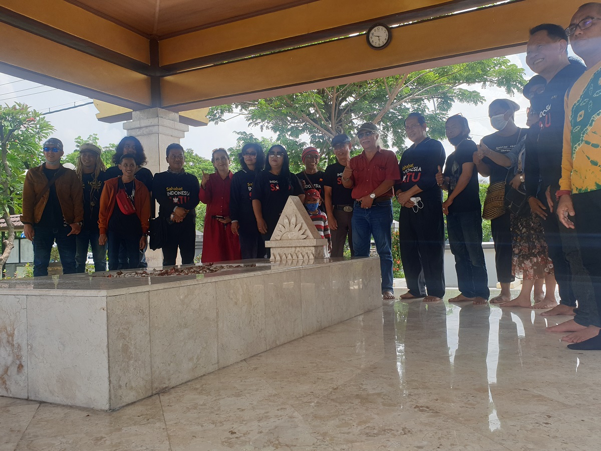 Rombongan Sahabat Indonesia Satu Kalimantan Selatan saat berziarah ke Makam WR Soepratman di Jalan Kenjeran, Surabaya, Rabu 22 Maret 2022/ist
