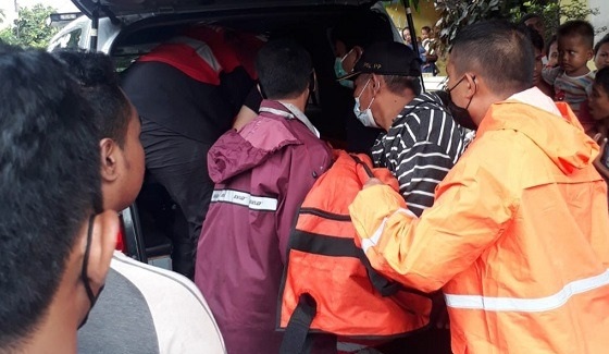 Korban Yanto dievakuasi petugas usai tewas tersengat listrik (Foto / Metro TV)