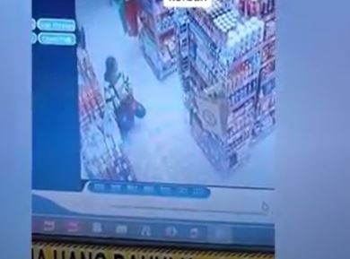 Tangkapan rekaman CCTV yang merekam aksi emak-emak mencuri minyak goreng (Foto / Metro TV)