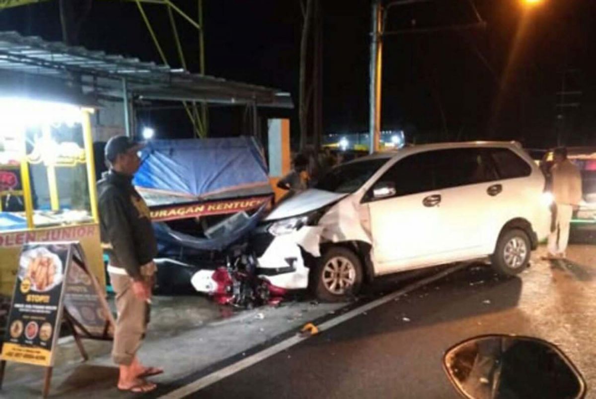 Kondisi minibus tabrak pemotor hingga tewas (Foto / Metro TV)