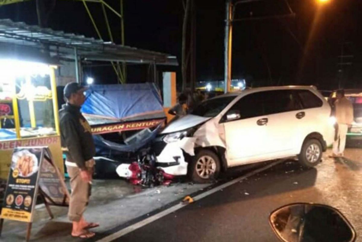 Minibus Tabrak Motor hingga Terseret 10 Meter di Batu, 1 Meninggal