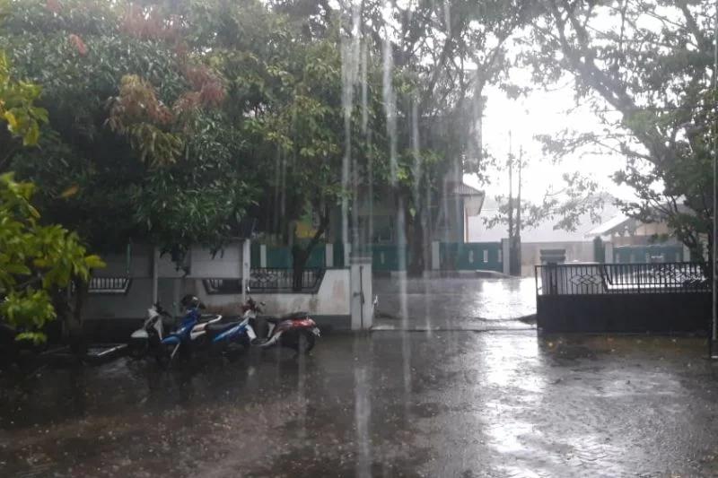 Hujan akan turun di sebagian kota di Indonesia. Foto: Antara/Abdul Fatah.