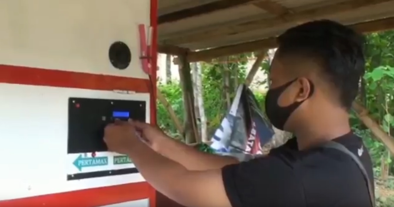 Agussalim menunjukkan cara kerja pom mini self service buatannya (Foto / Metro TV)