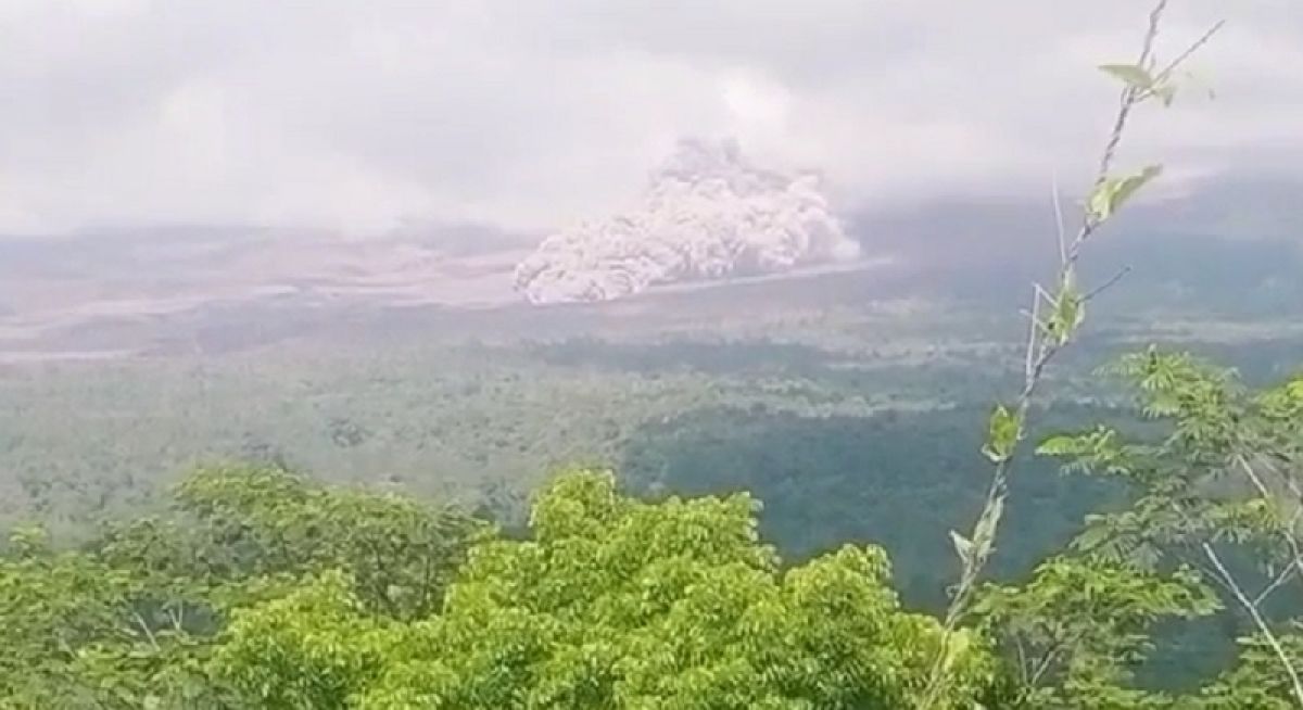 Hujan lebat mengakibatkan Gunung Semeru kembali mengeluarkan awan panas (Foto / Istimewa)