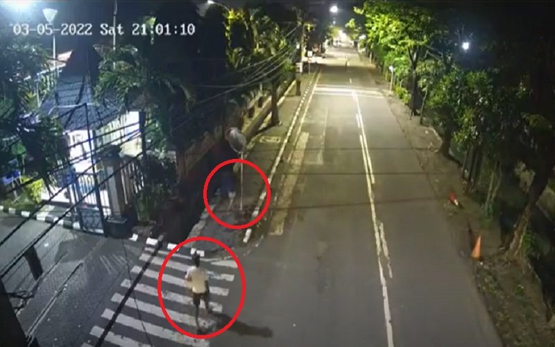 Tangkapan layara CCTV saat pelaku berbuat asusila kepada korban (Foto / Metro TV)