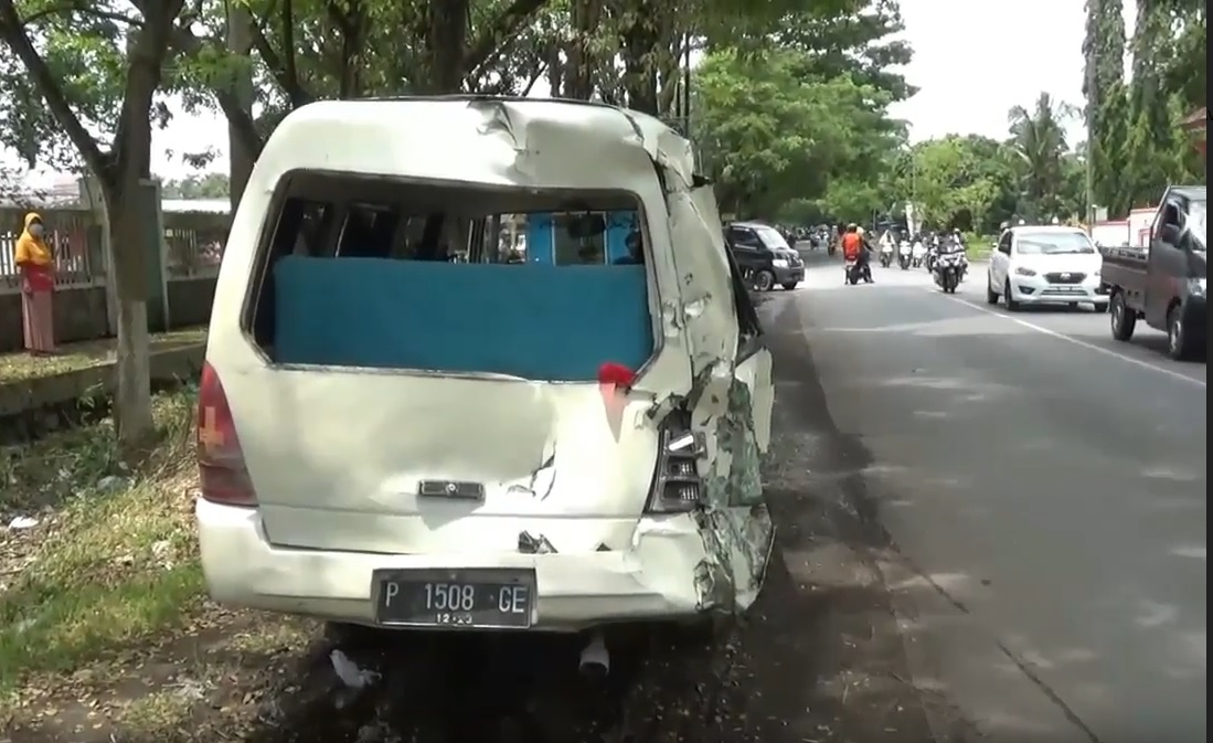 Kondisi minibus ringsek usai ditabrak truk fuso di Jember/metrotv