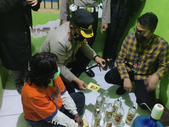  Satuan Reserse Narkoba Polresta Sidoarjo  menggerebek rumah produksi minuman keras oplosan/MI