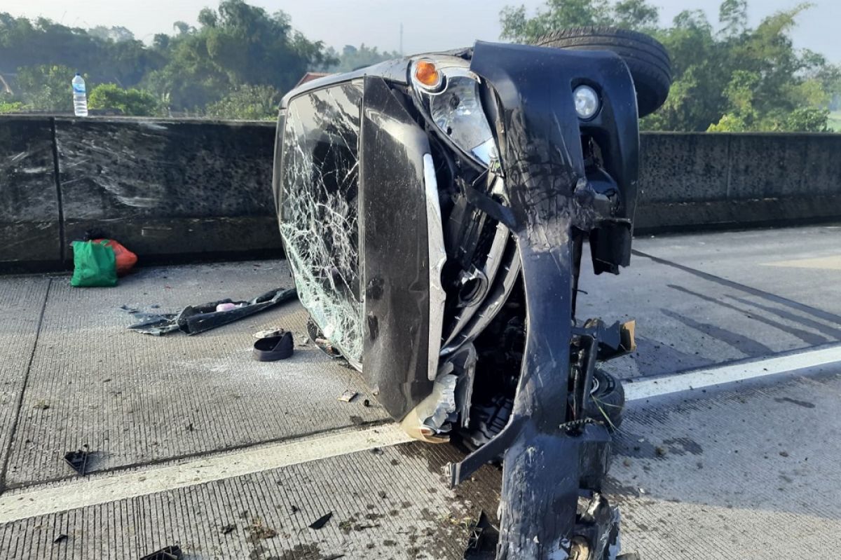 Kondisi Xenia hancur setelah terlibat kecelakaan di Tol Jombang (Foto / PJR Polda Jatim)