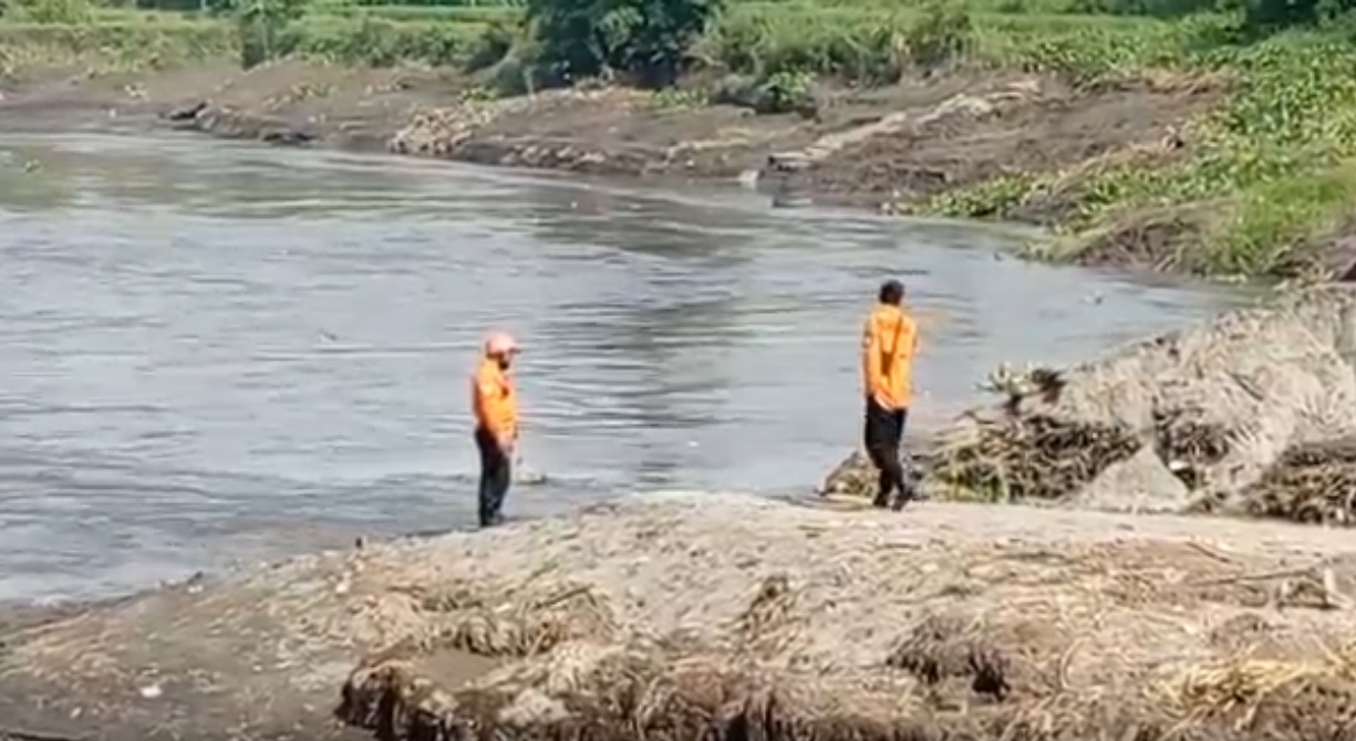 Tim Basarnas di lokasi hilangnya bocah yang terseret arus di  Desa Mronjo, Kecamatan Selopuro, Kabupaten Blitar/metrotv