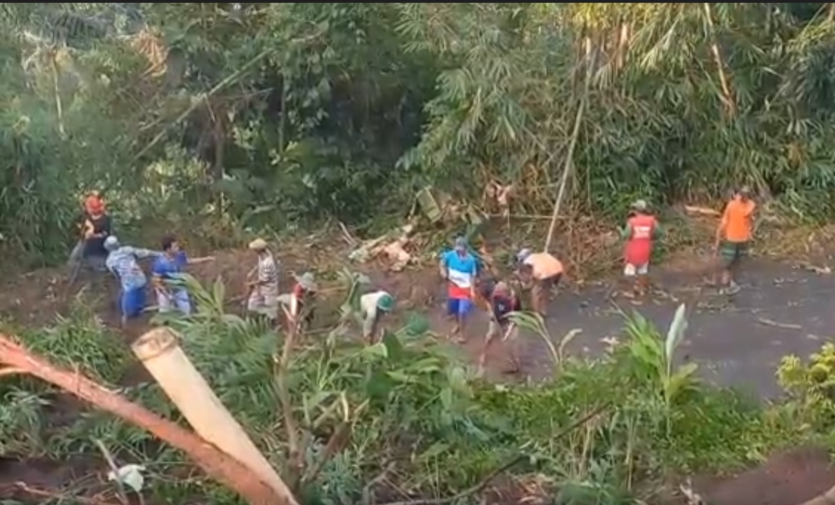 Jalur Utama Antar Desa di Tulungagung Tertimbun Longsor