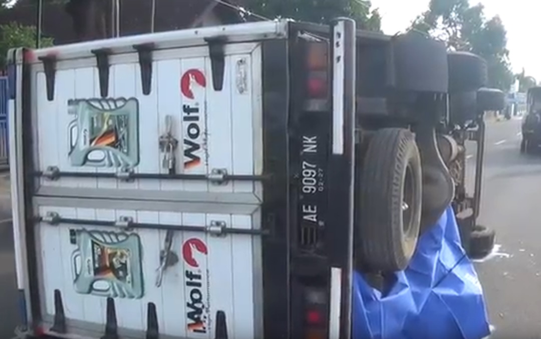 Pejalan Kaki Tewas Tertimpa Truk Box