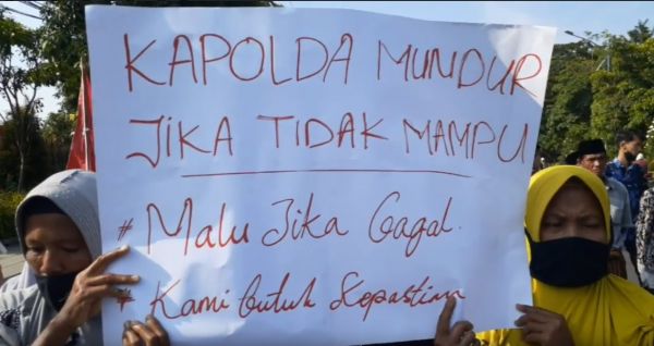 Keluarga Korban Tembak Mati di Sumenep Demo Polda Jatim