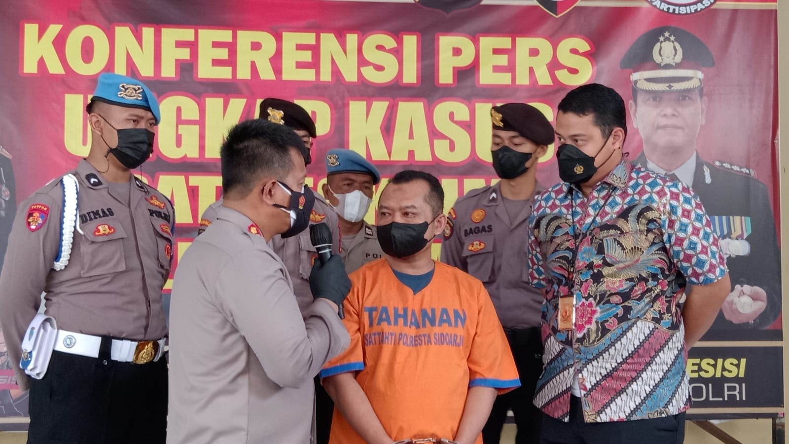 Kombespol Kusumo Wahyu Bintoro menginterogasi tersangka/ist