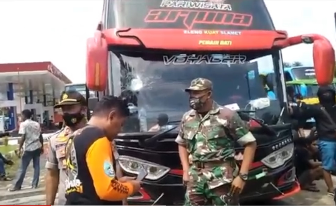 Bus rombongan suporter PSS Sleman mengalami pecah kaca setelah dilempari batu/metrotv