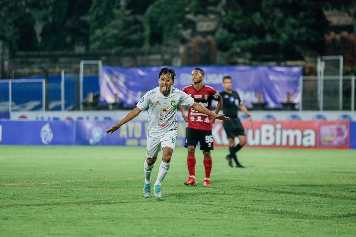 Selebrasi Samsul Arif usai membobol gawang Bali United/persebaya