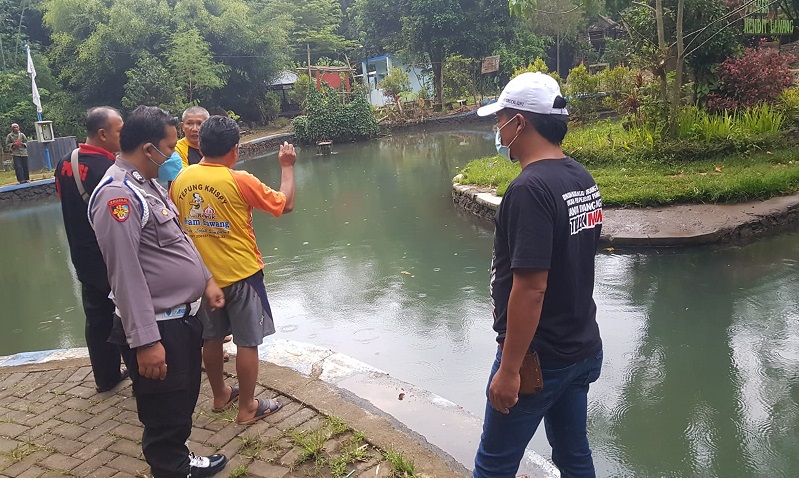 Polisi melakukan olah TKP di wisata pemandian Wendit, Kecamatan Pakis, Kabupaten Malang (Foto / Metro TV)