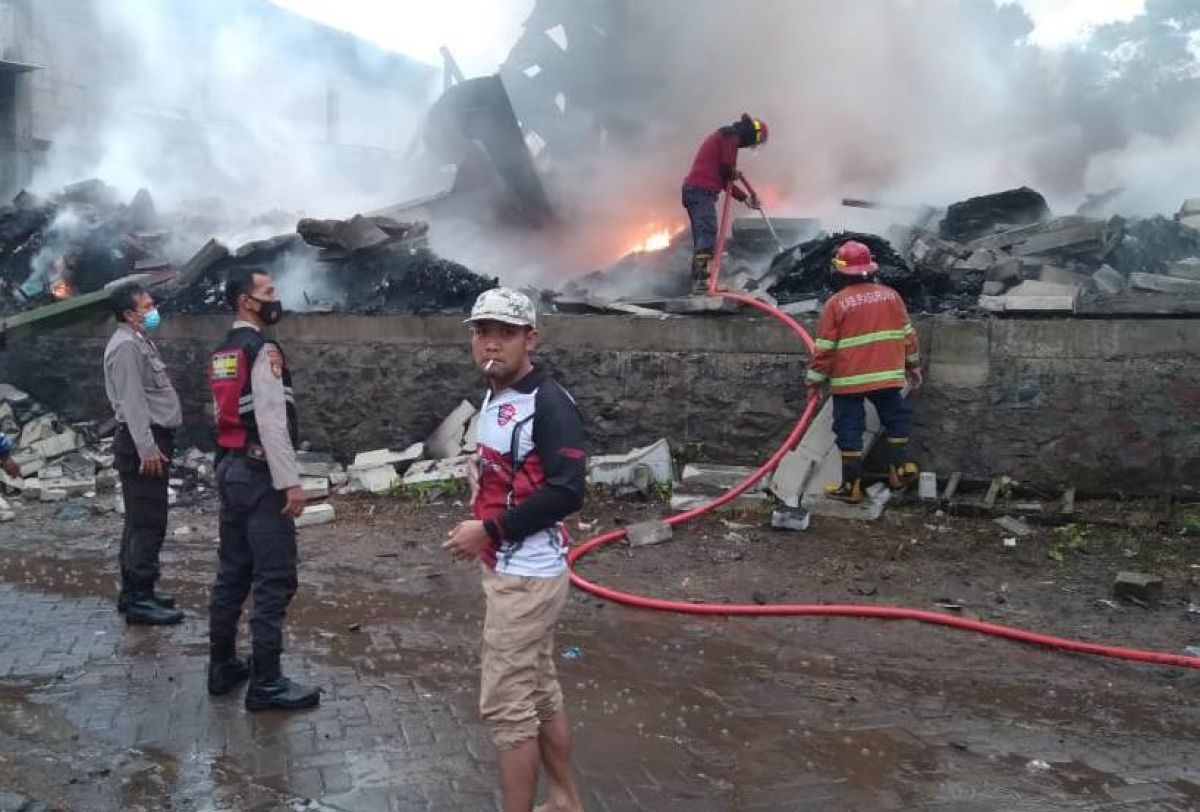 Gudang benang terbakar hingga menghanguskan 2 unit mobil (Foto / Metro TV)