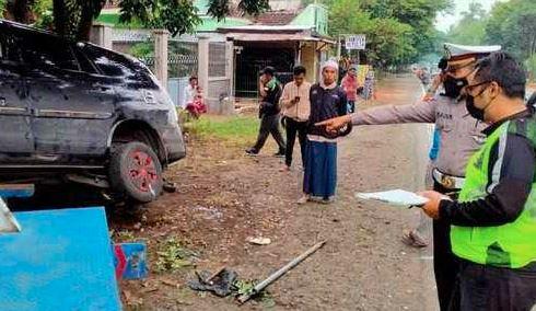 Polisi melakukan olah TKP di lokasi kecelakaan Rian D'Masiv (Foto / Metro TV)