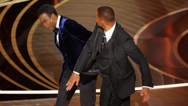 Moment Will Smith tempeleng Chris Rock (Foto/ The Guardian)