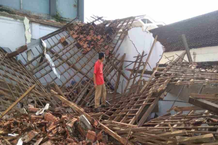 Lapuk, Aula Disnaker Jember Ambruk