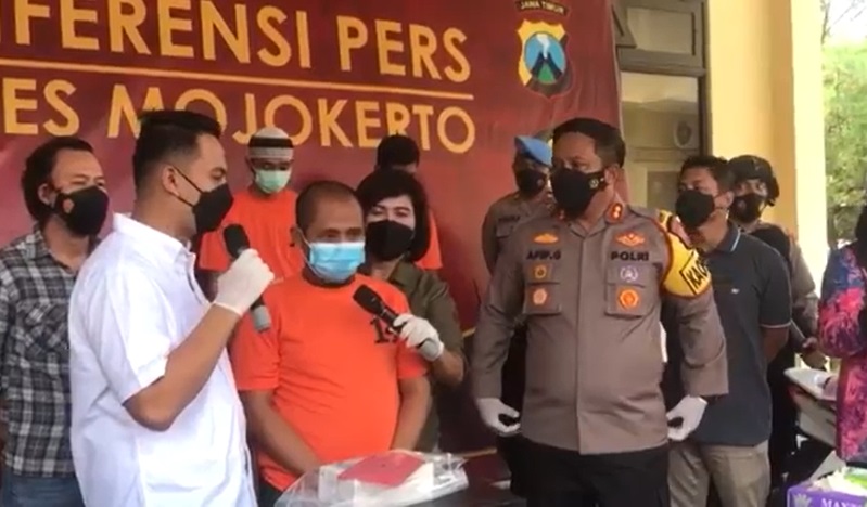 Tersangka Puput Prasetyo diinterogasi polisi (Foto / Metro TV)