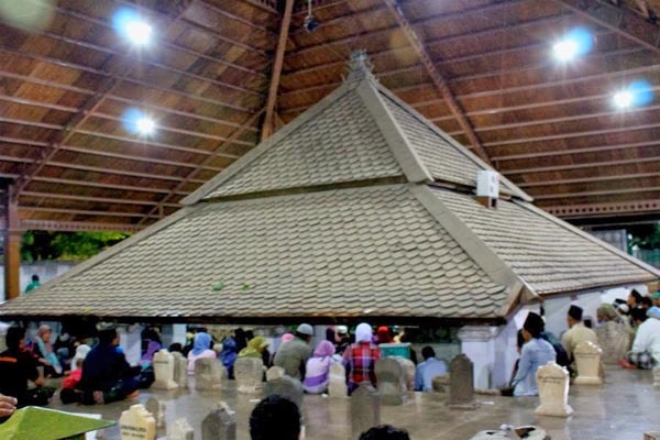 Makam Sunan Bonang ramai pengunjung (Foto / Metro TV)